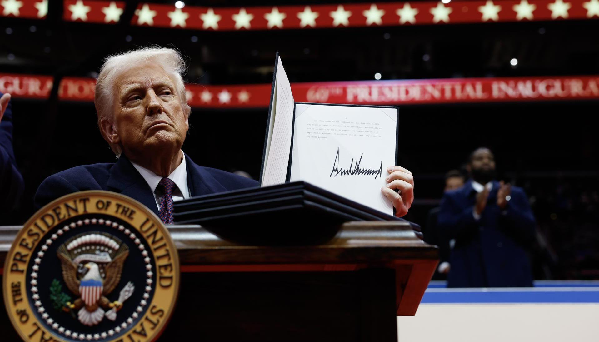 Donald Trump al firmar el decreto. 