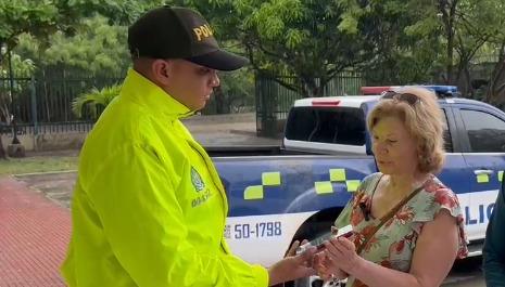 Turista recibe celular que le fue robado