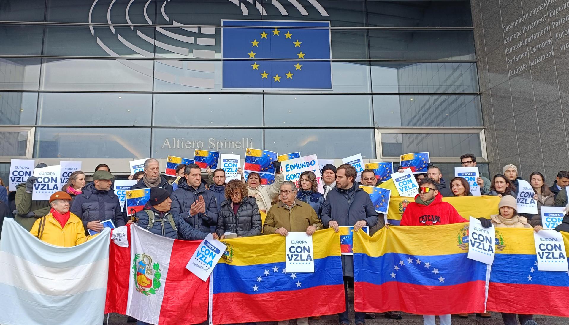 Venezolanos protestan frente a la Eurocámara en Bélgica. 