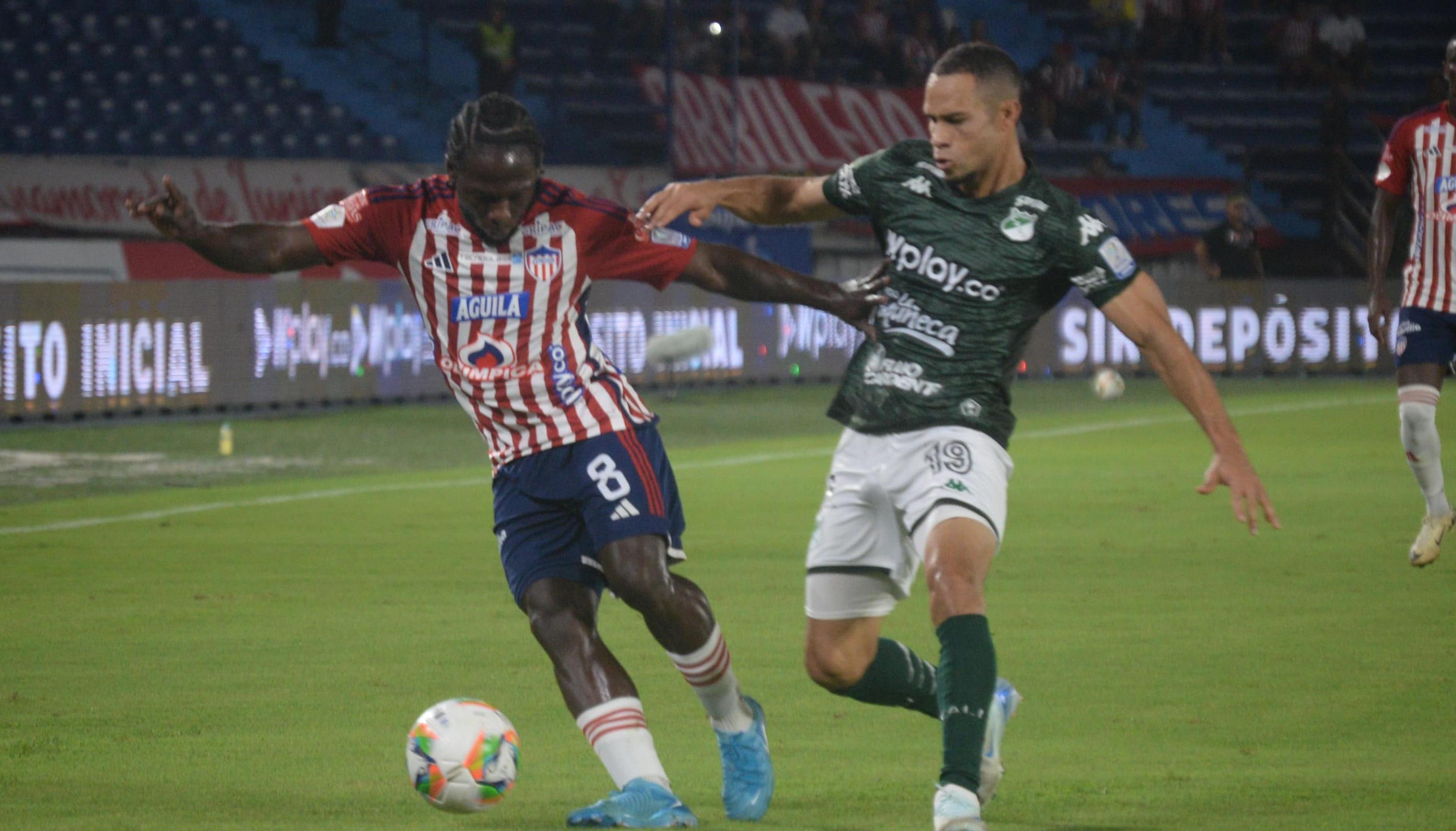 Acción de juego en un partido entre Junior y Cali en el Metropolitano en 2024.