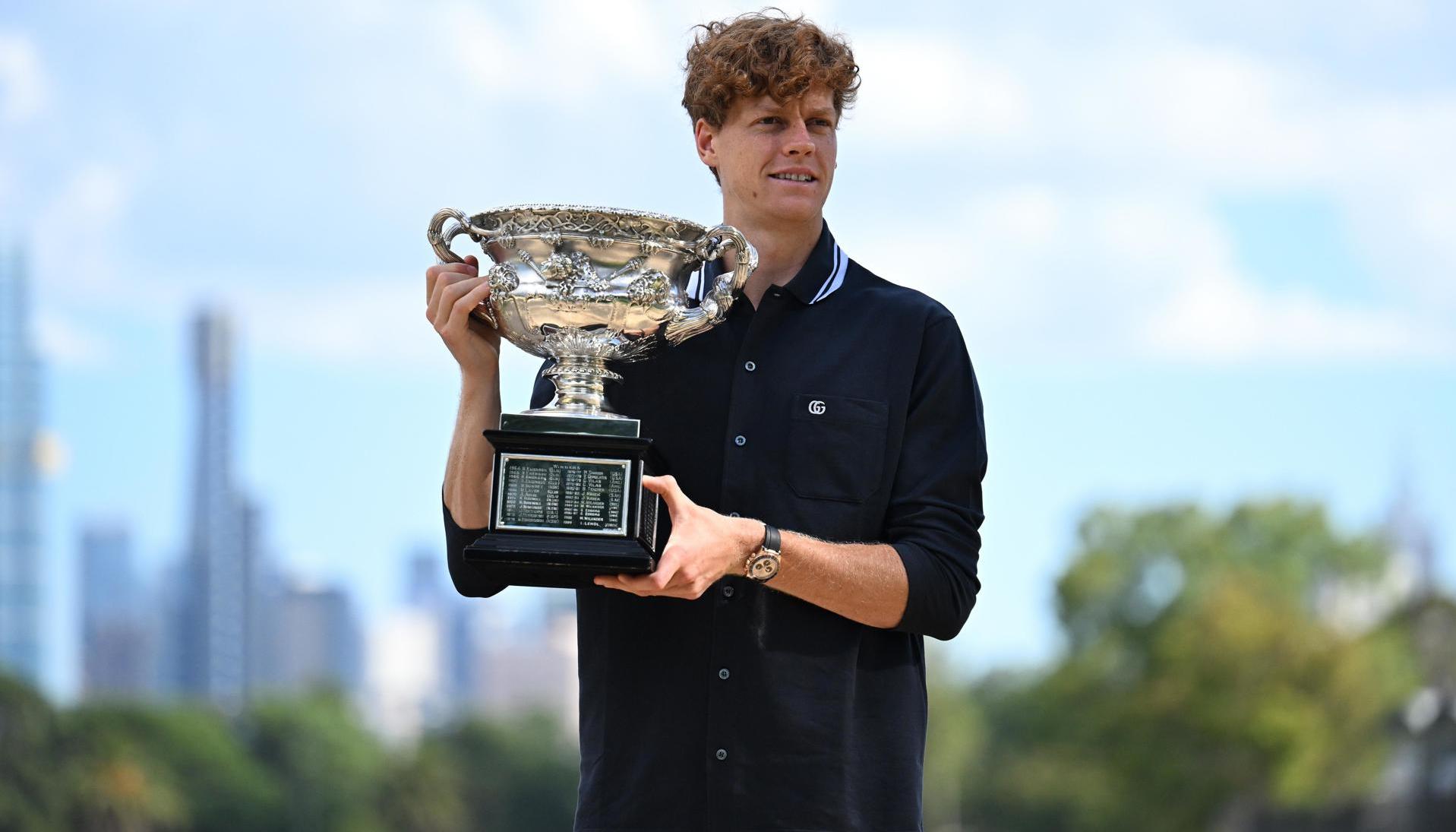 Jannik Sinner con el trofeo de campeón del Abierto de Australia.
