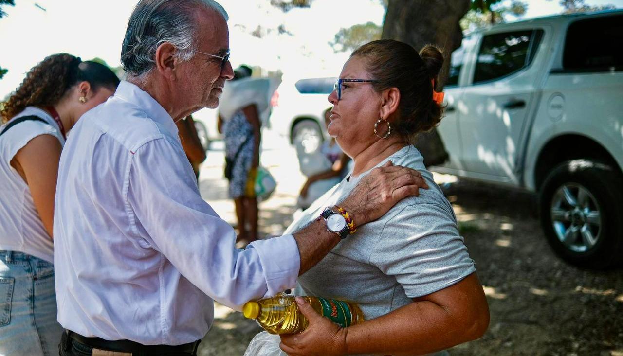 El gobernador Verano entrega las ayudas a las familias afectadas. 