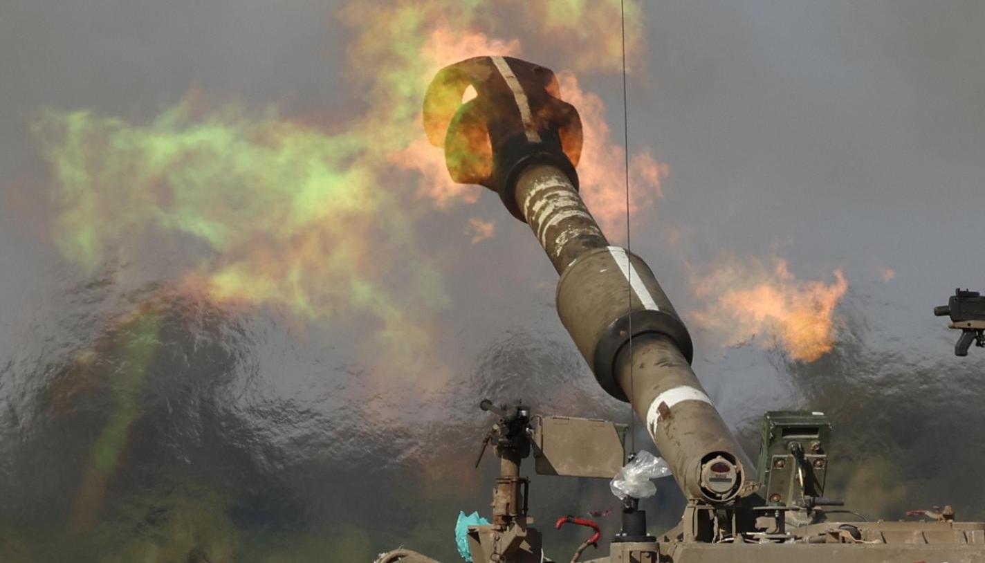 Unidades de artillería israelí abriendo fuego en la Franja de Gaza.