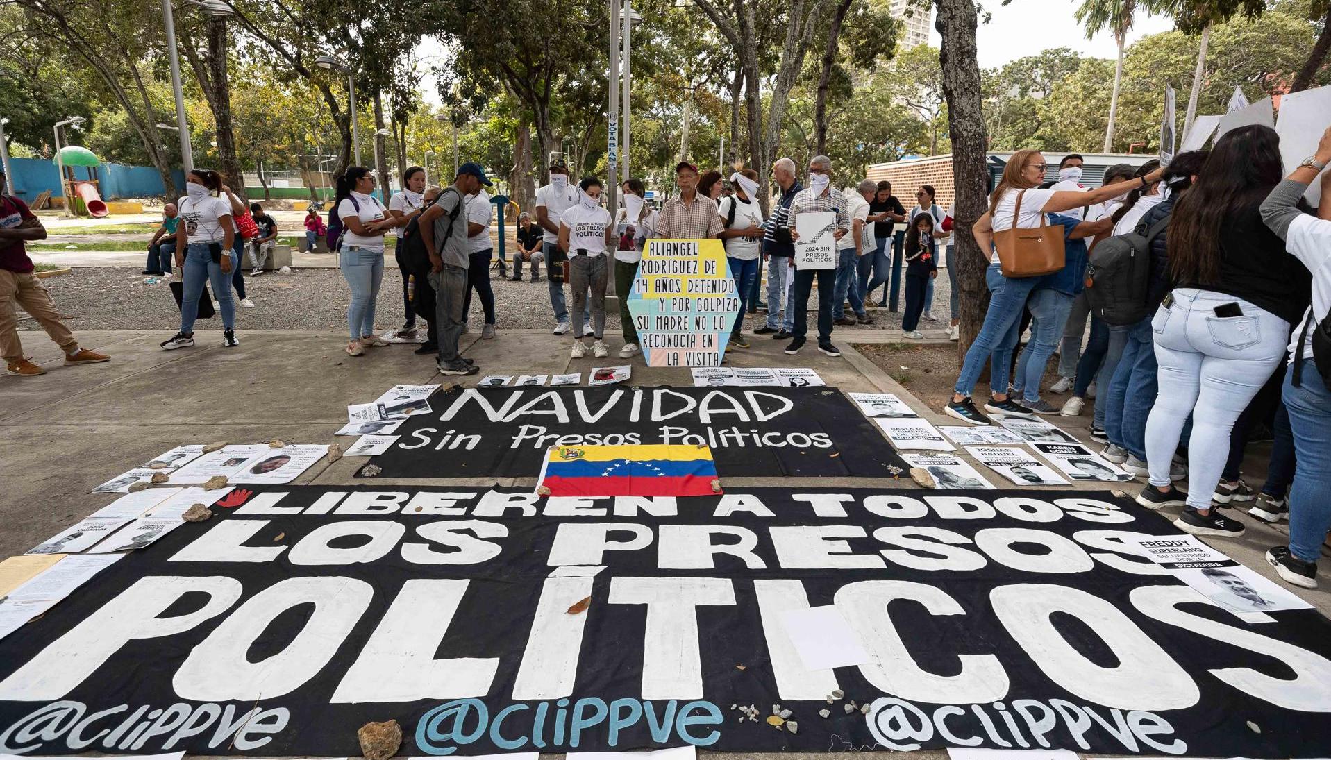 Ciudadanos piden la liberación de presos políticos.