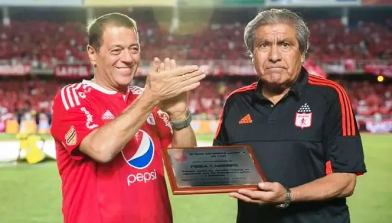 Jorge Cáceres en un homenaje en Cali con el dueño del América, Tulio Gómez. 