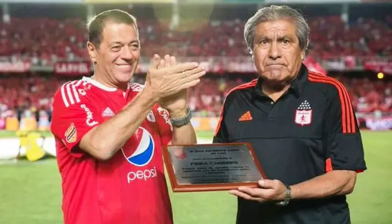 Jorge Cáceres en un homenaje en Cali con el dueño del América, Tulio Gómez. 