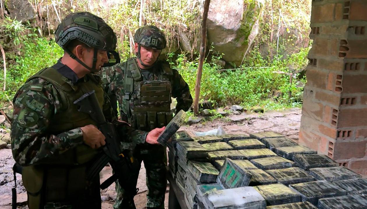 Según el Ejército, las armas y la cocaína pertenecen al grupo Edwin Román Velásquez Valle.