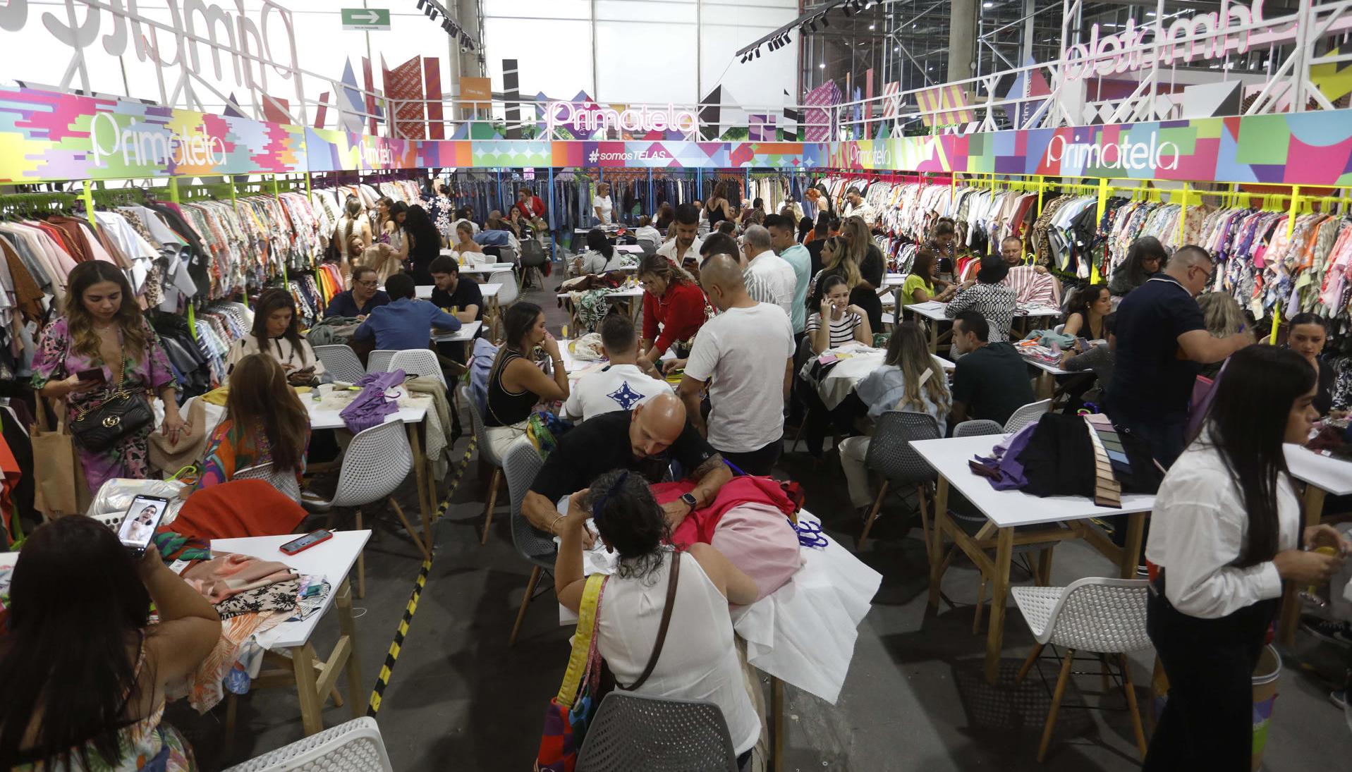 Las personas participando en la feria Colombiatex.