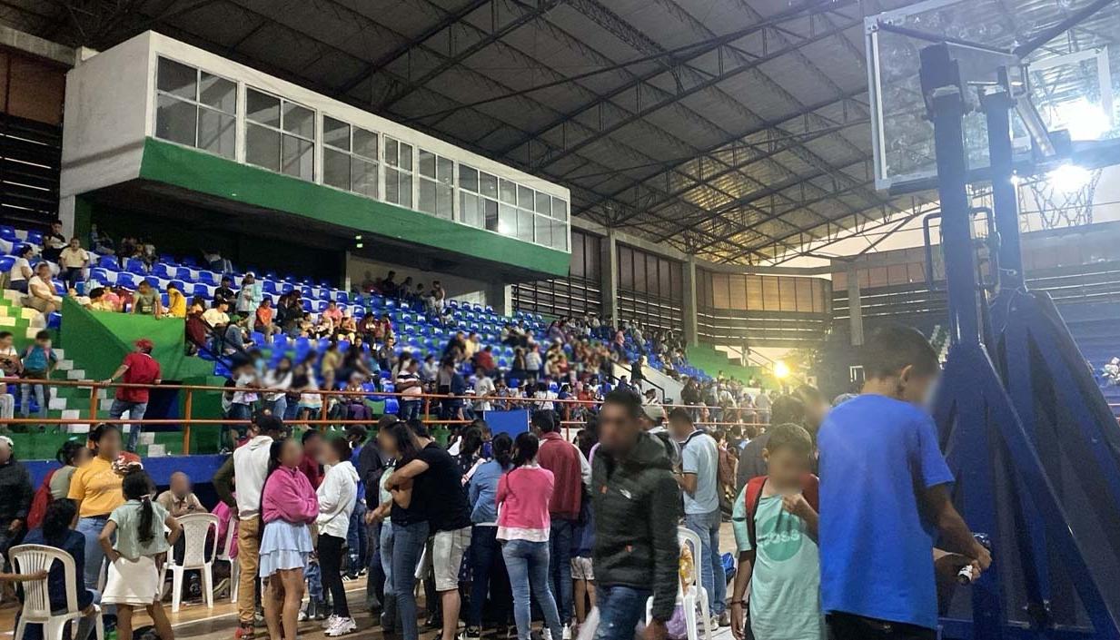 Personas desplazadas del Catatumbo son atendidas en un albergue temporal en Ocaña. 