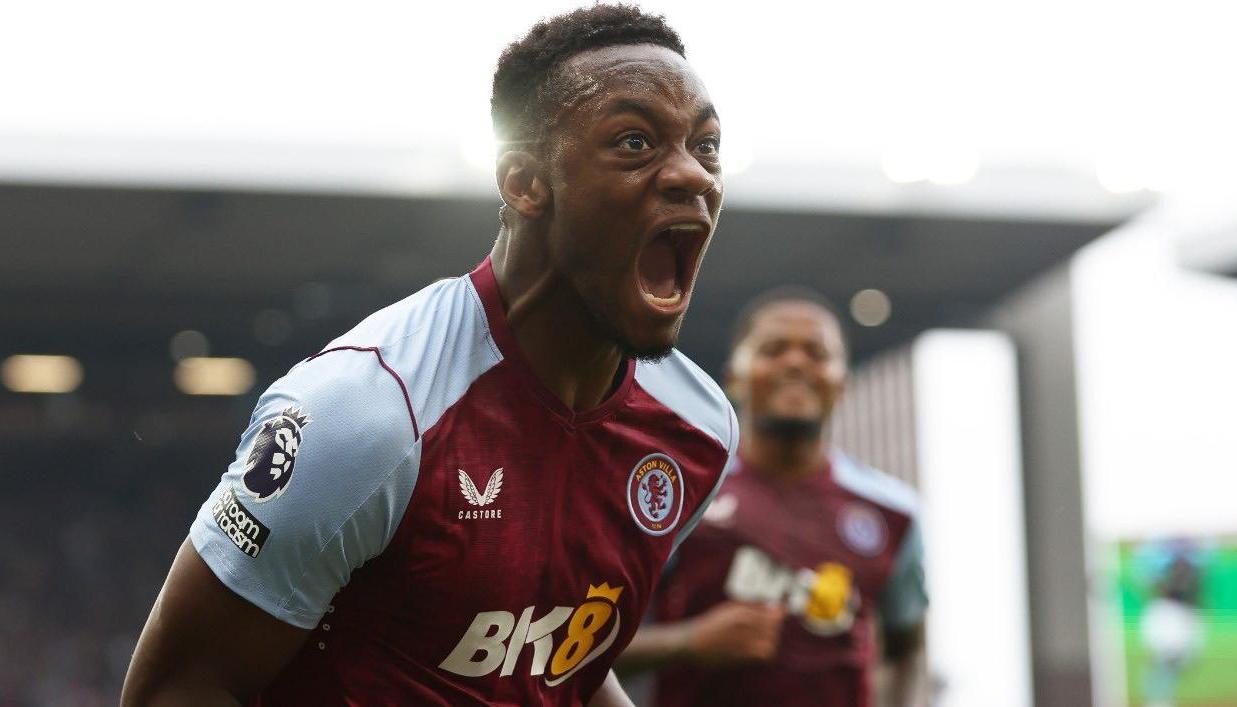 Jhon Durán celebrando un gol con Aston Villa.