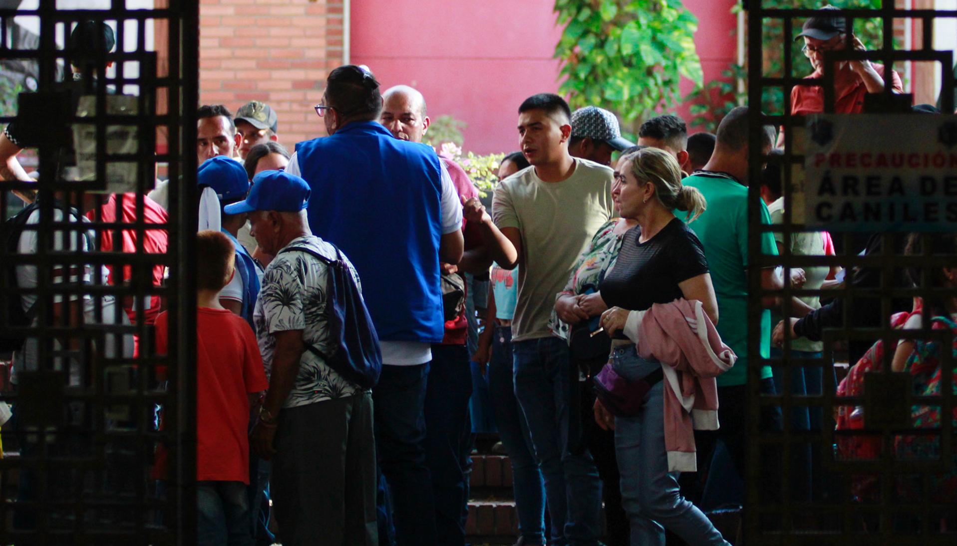 Personas desplazadas por la violencia en la región del Catatumbo acuden a solicitar ayuda en la Alcaldía de Cúcuta.