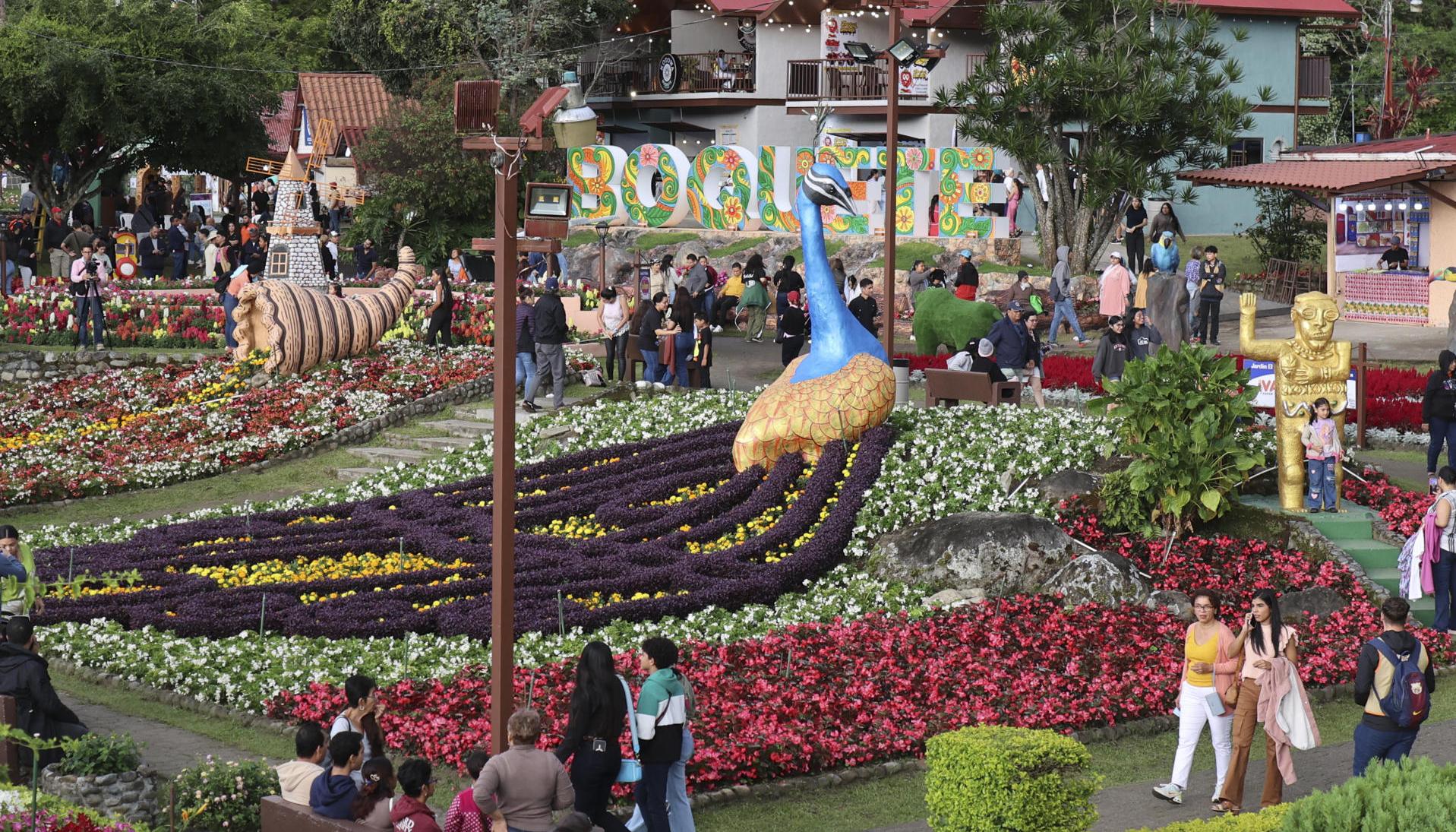 Personas recorren la Feria de las Flores y el Café este miércoles, en Panamá. 