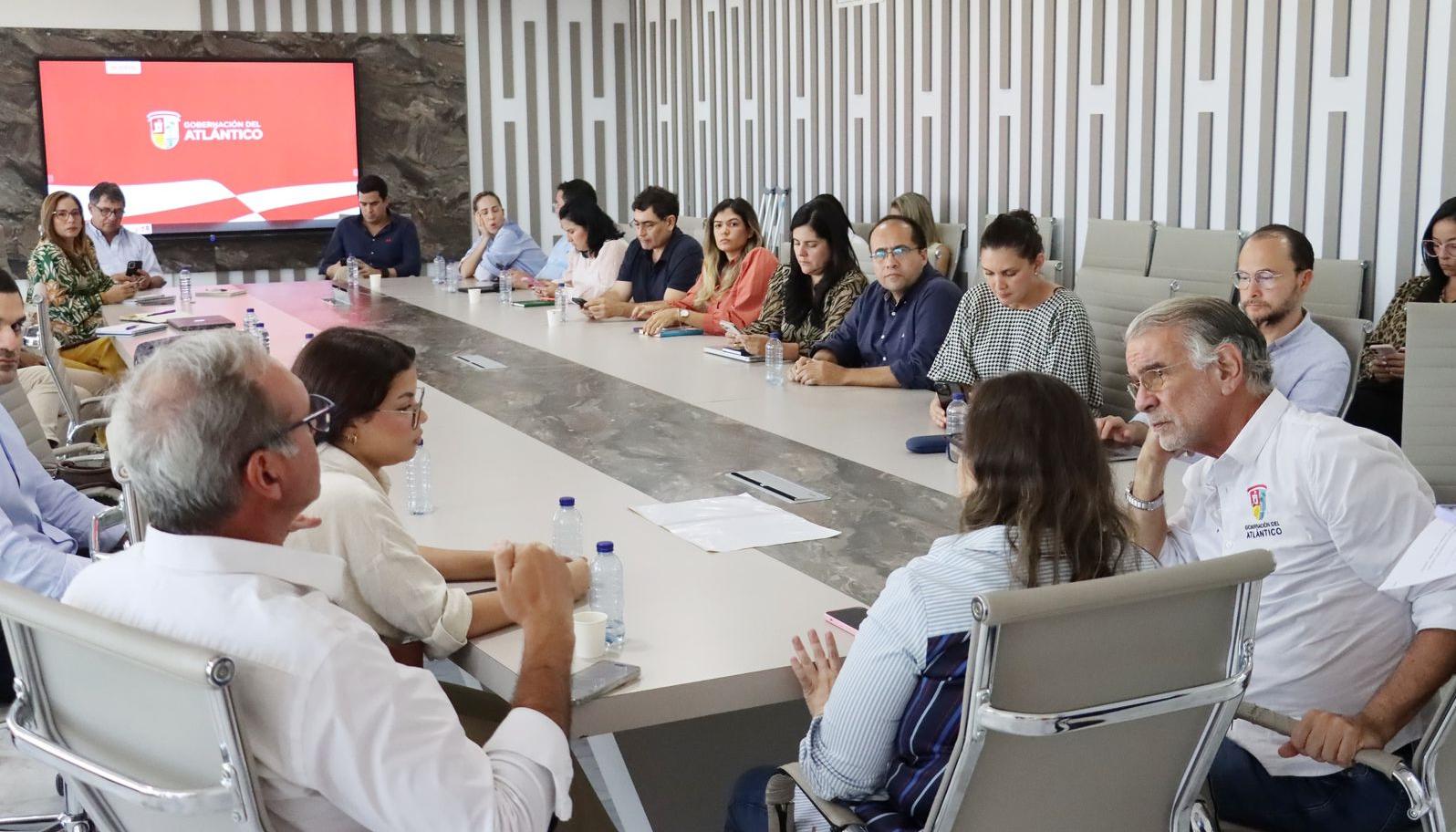 Aspecto de la reunión del gobernador Eduardo Verano y los gremios del Atlántico.