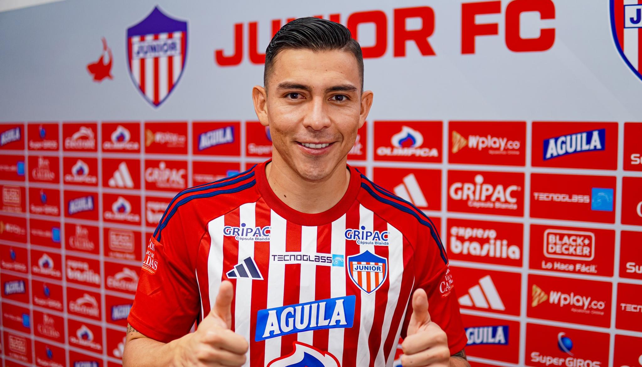 Harold Rivera con la camiseta del Junior en su presentación. 