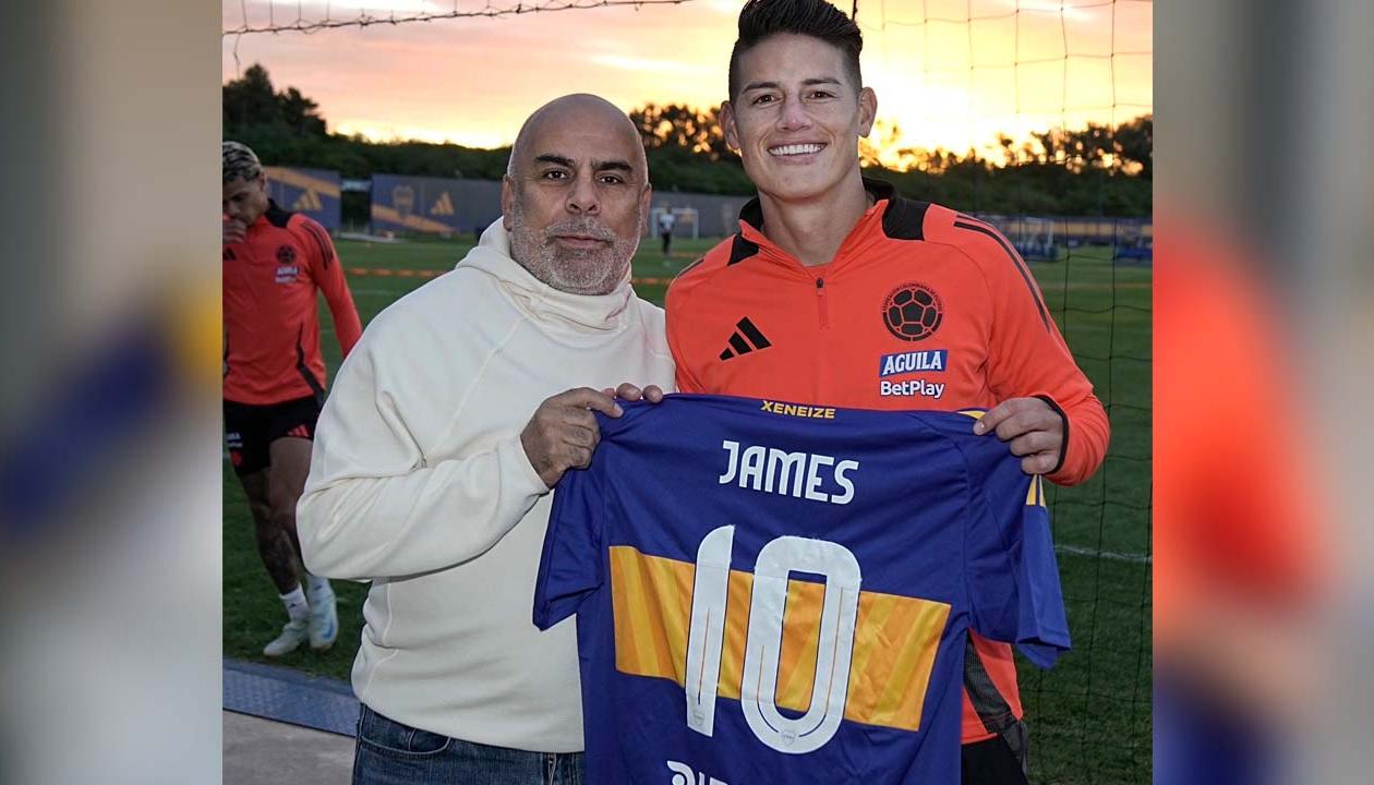 James Rodríguez con la 10 de Boca Juniors acompañado de Mauricio 'Chicho' Serna. 