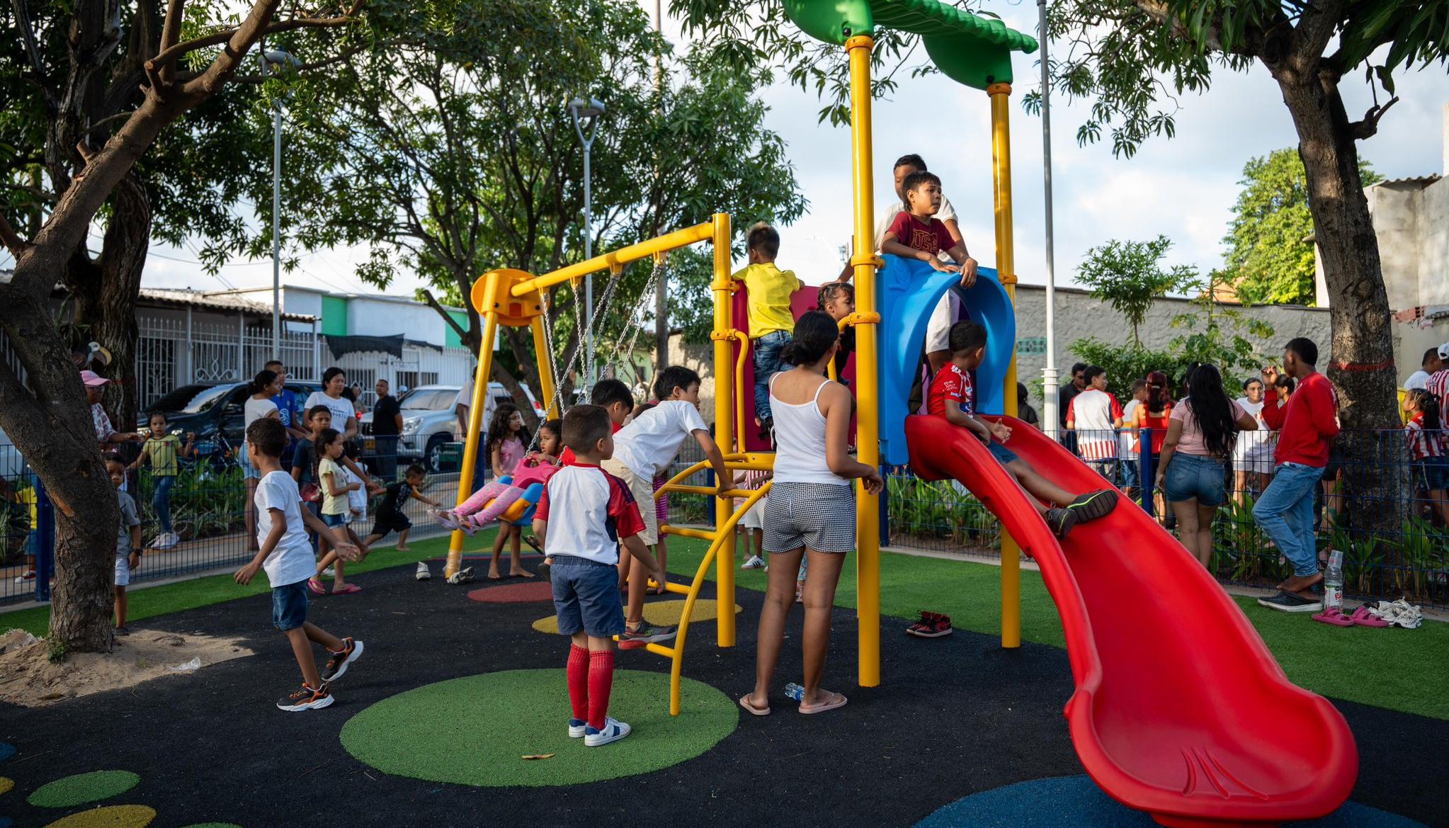 Niños y niñas disfrutando del parque El Milagro. 