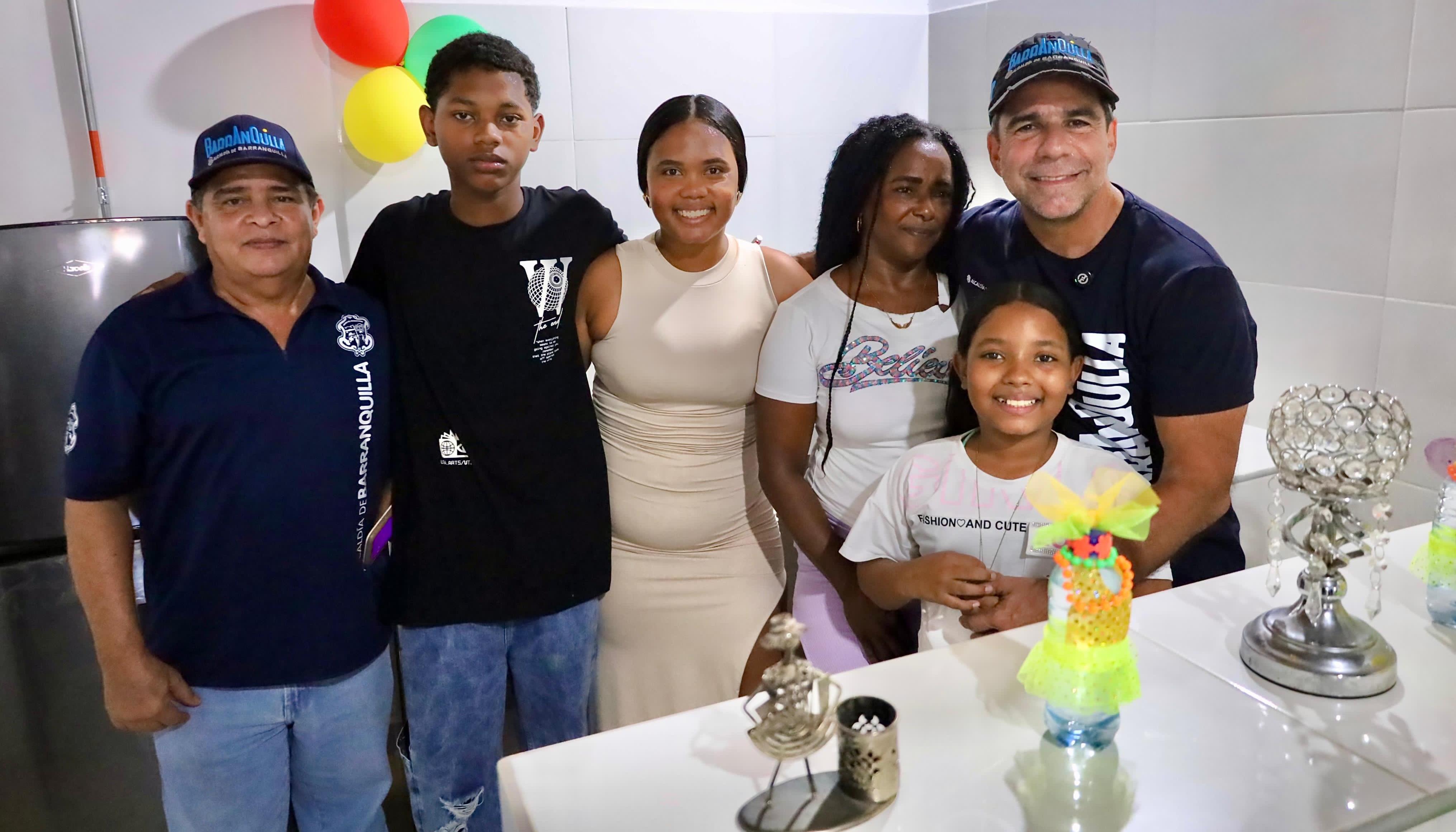 Momentos de la entrega del mejoramiento de vivienda en el Por Fin.