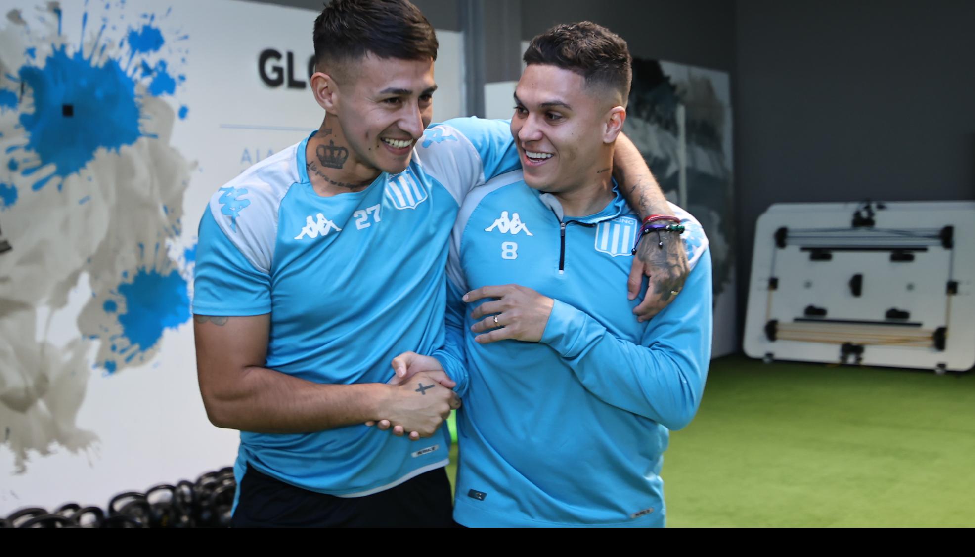 El colombiano Juan Fernando Quintero con Matías Rojas.