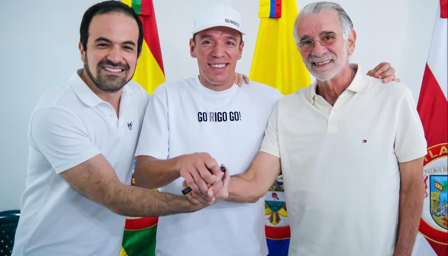 Iván Urquijo, director de Indeportes; Rigoberto Urán y Eduardo Verano, gobernador del Atlántico.