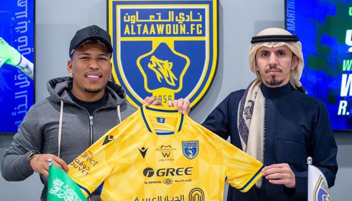 Roger Martínez exhibe la camiseta de su nuevo club. 