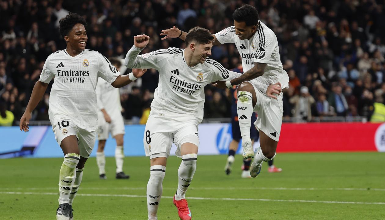 Endrick, Fede Valverde y Rodrigo festejan el cuarto gol del Real Madrid.