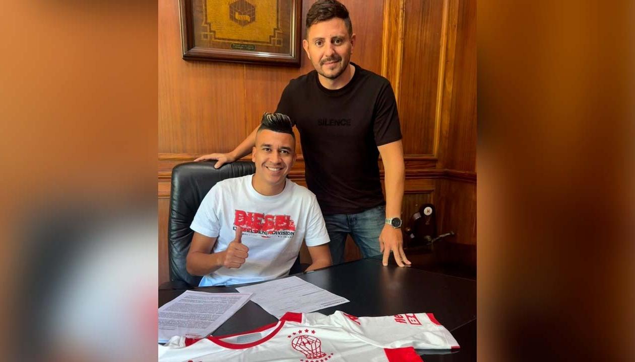 Víctor Cantillo tras firmar el contrato que lo vincula por un año a Huracán.
