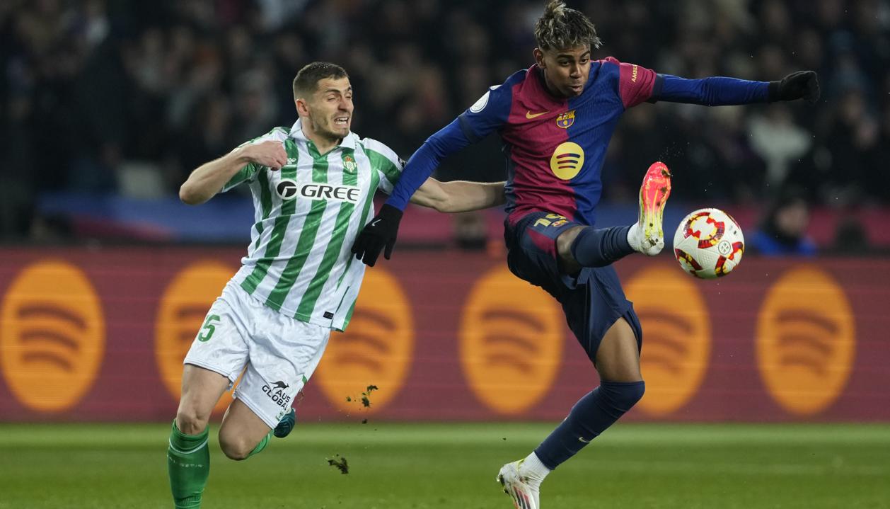 Lamine Yamal domina la pelota ante la marca de Romain Perraud.