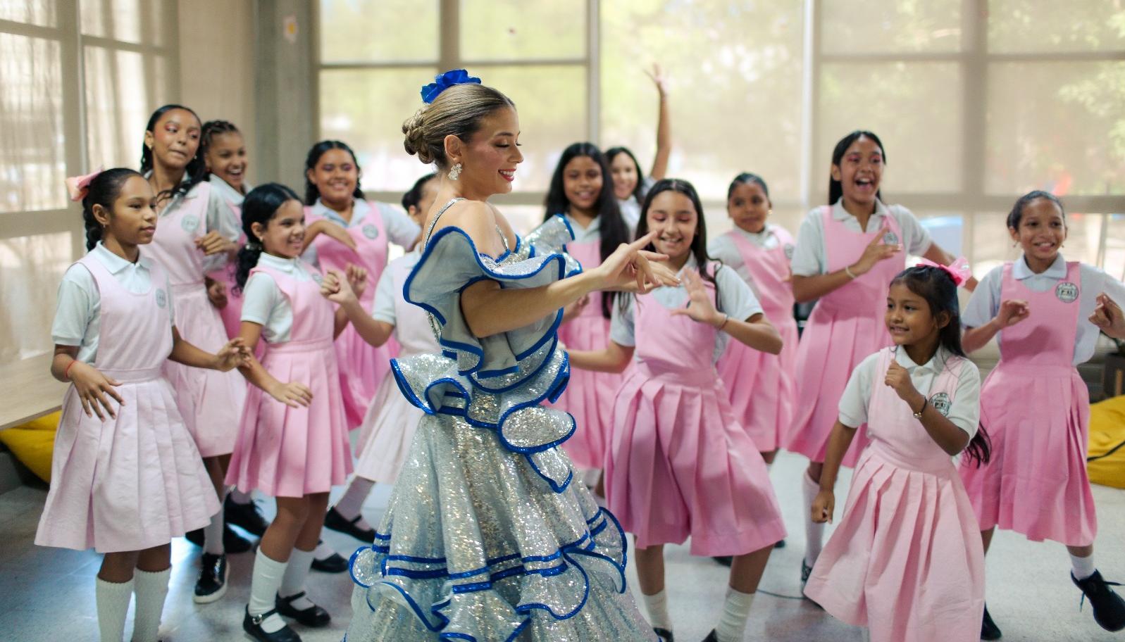 La Reina Tatiana con estudiantes de la IED Pies Descalzos