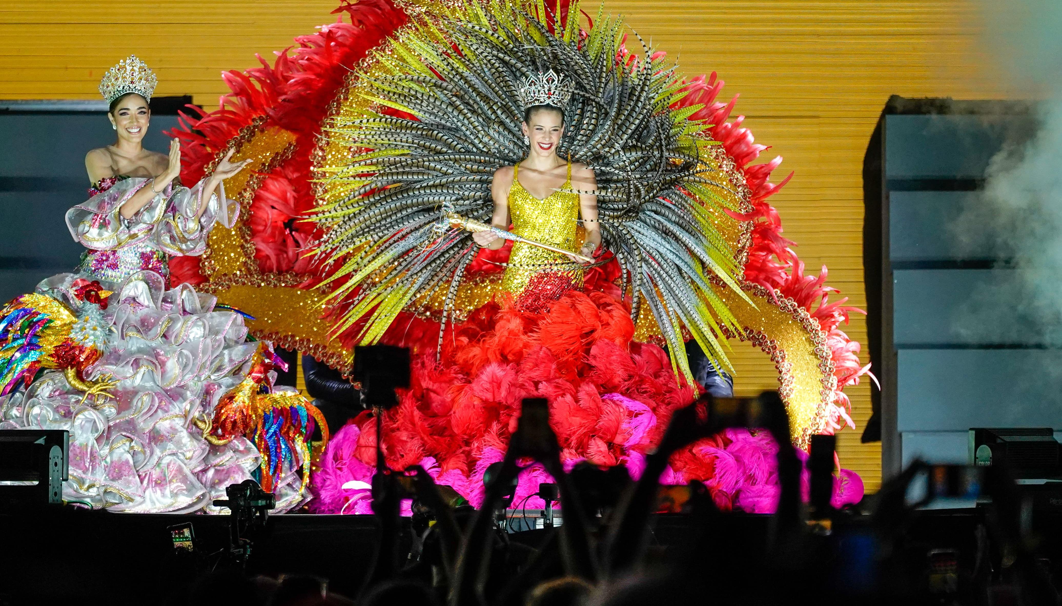 Tatiana tras ser coronada esta noche en el Romelio Martínez. 