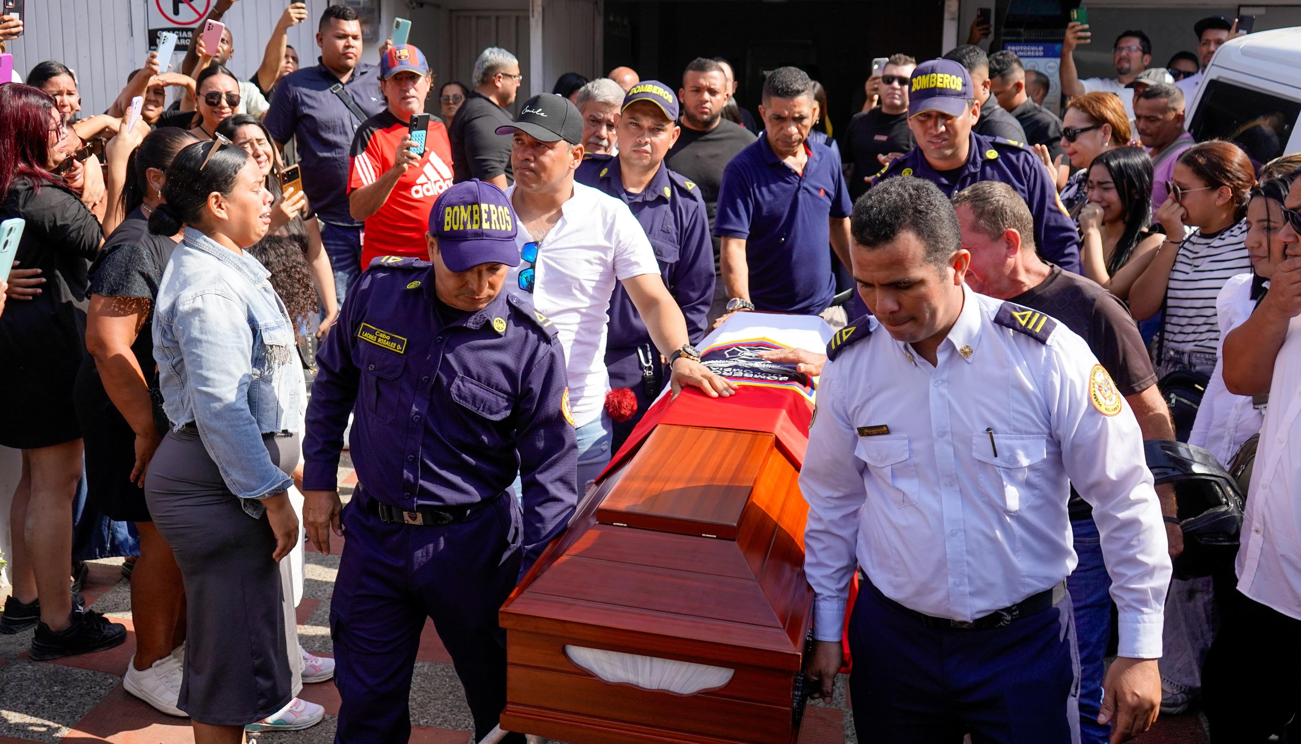 Momento en que era sacado de la funeraria el cuerpo de Zair Guette. 