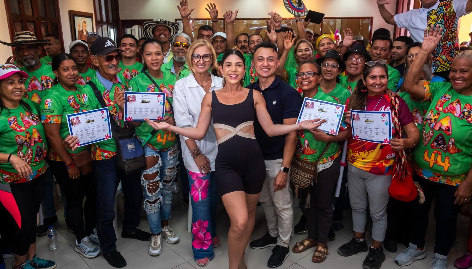 Hacedores recibiendo sus becas. 