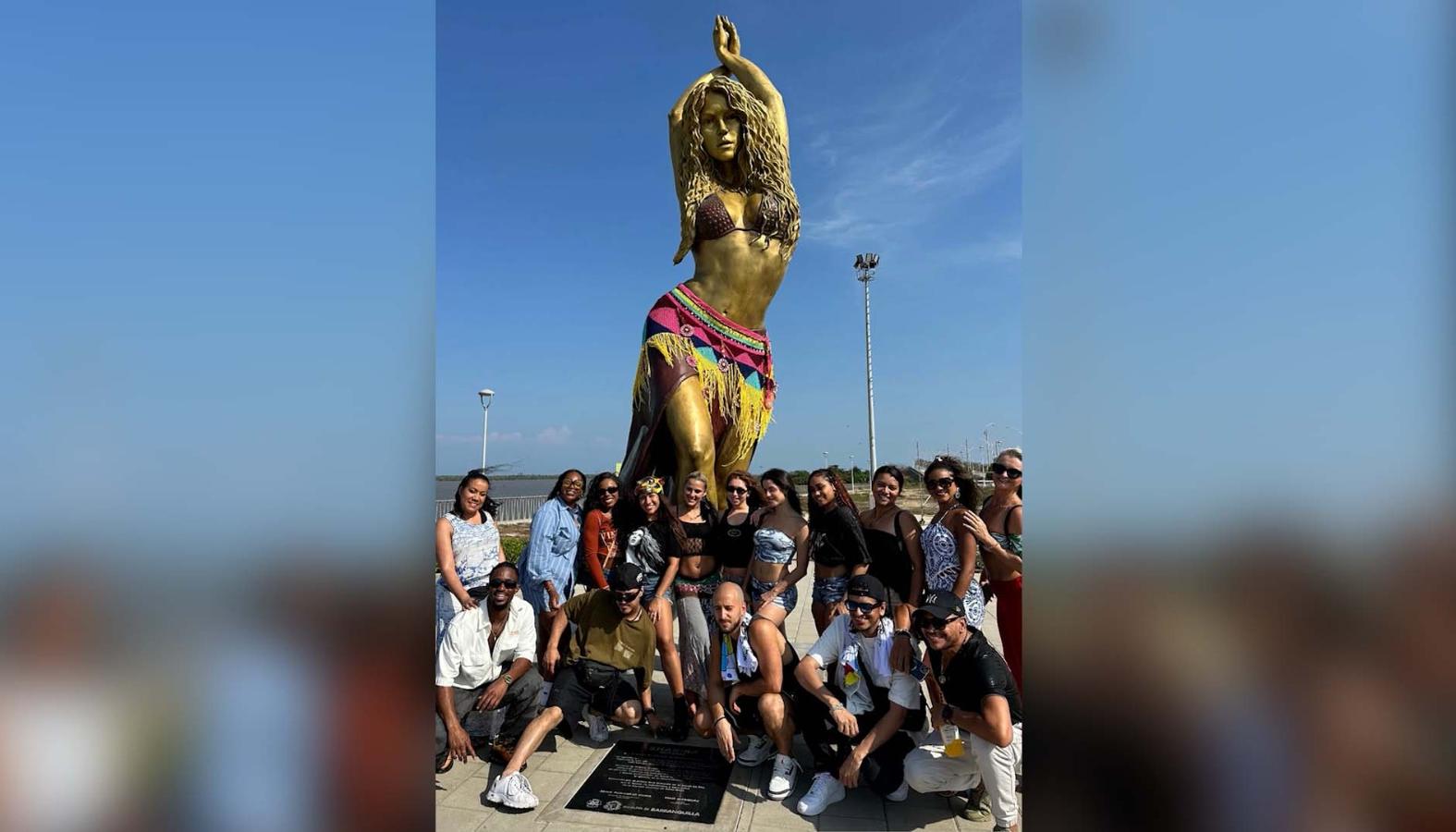 Bailarines de Shakira en su estatua. 