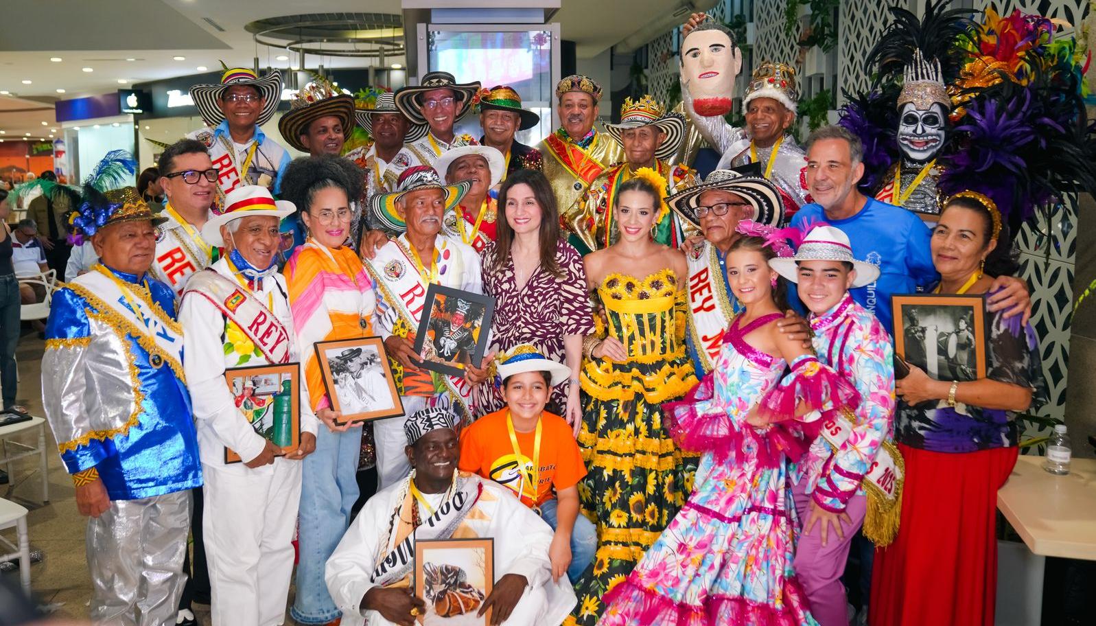 Reyes momos con sus reconocimientos.