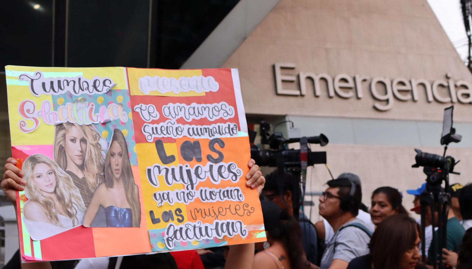 Seguidores de Shakira a las afueras del Estadio Nacional.