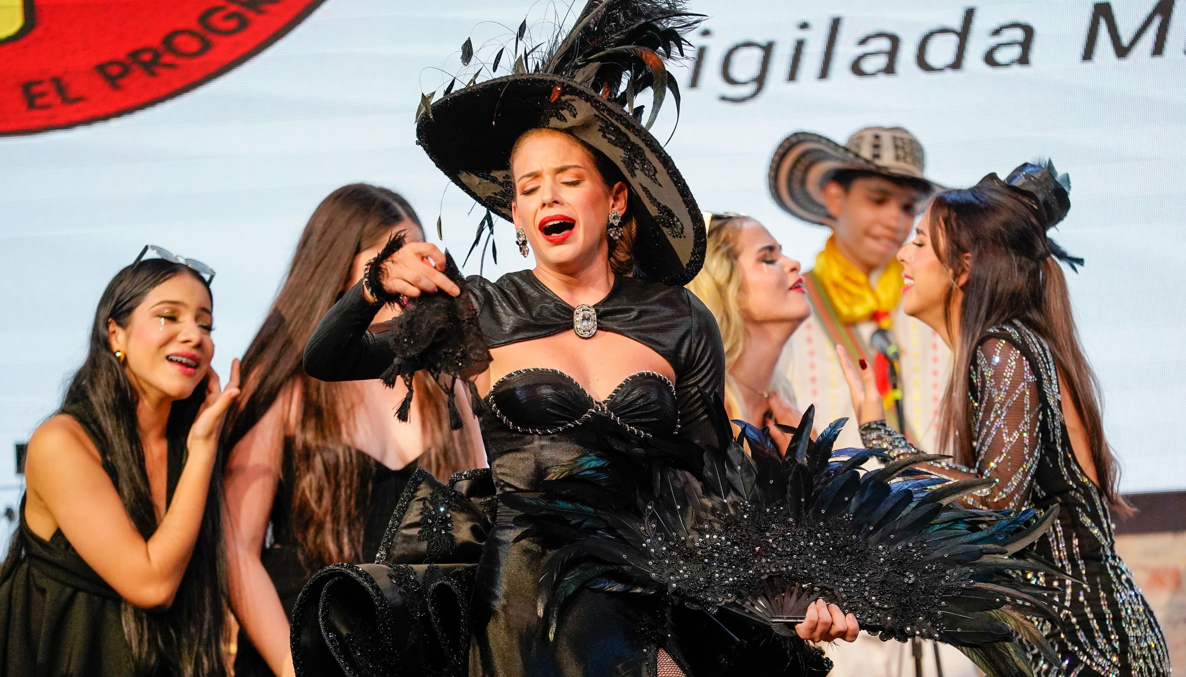 Reina del Carnaval con su vestido 'Entre el duelo y honor' para el Martes de Carnaval. 