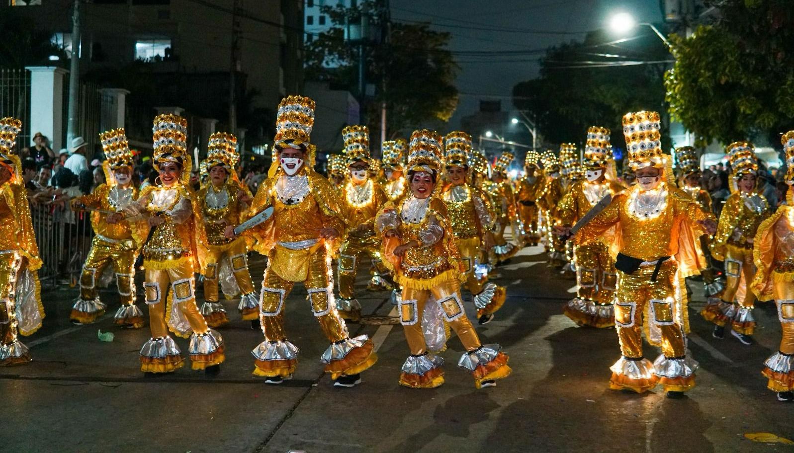 Comparsas de fantasía estarán durante el desfile. 