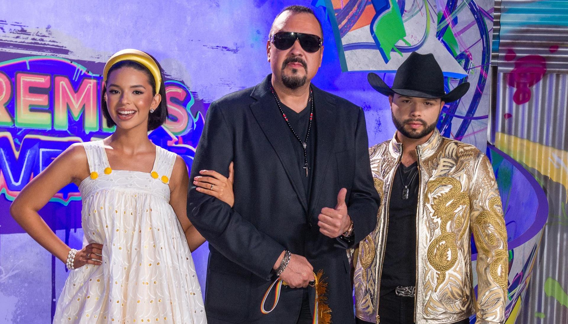  Pepe Aguilar, en medio de sus hijos Leonardo y Ángela.