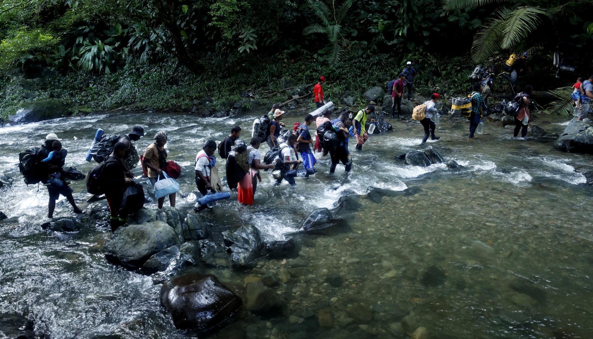 Migrantes pasando por el Darién.