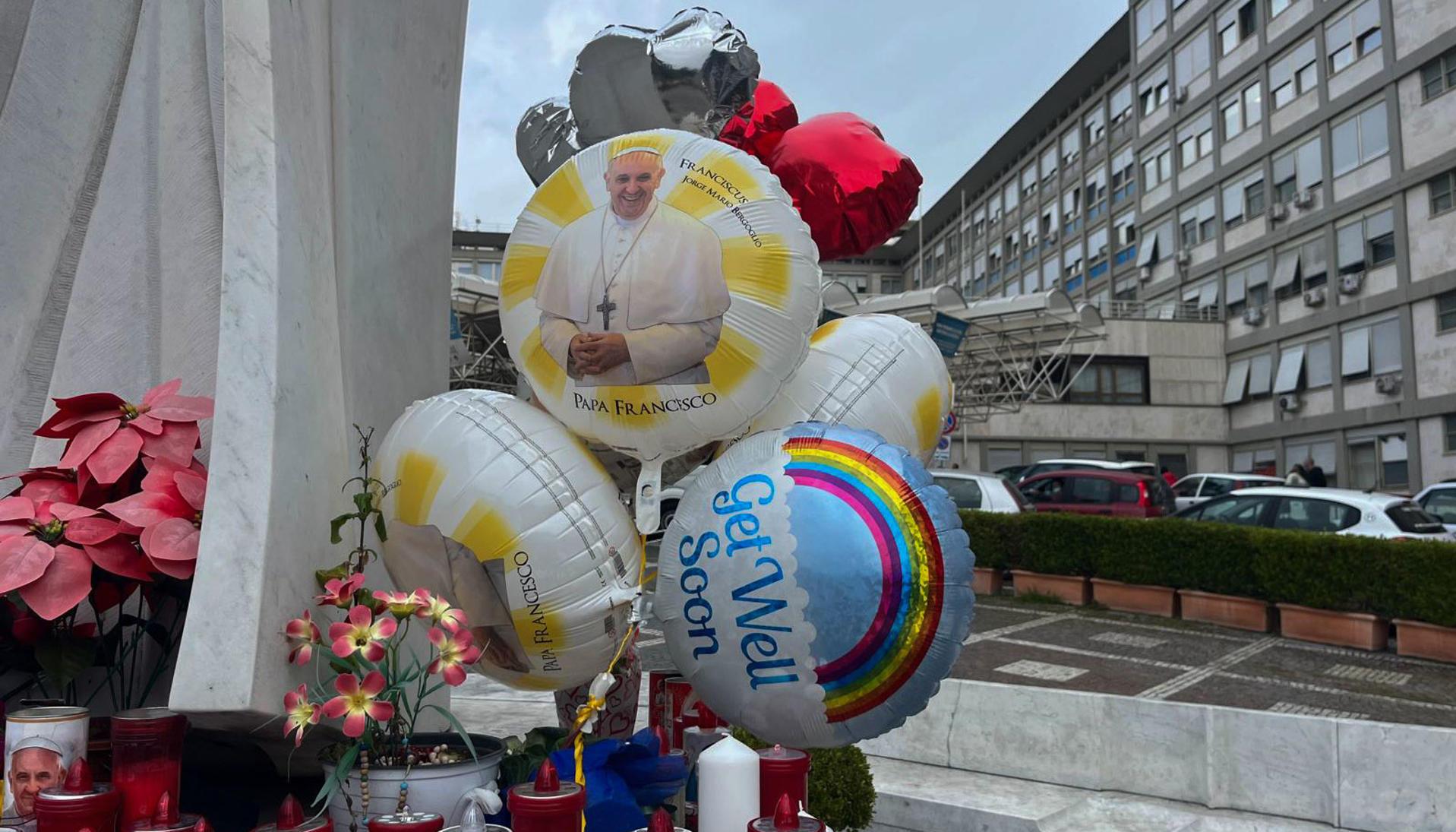 Cartas, globos y flores se acumulan en las puertas del hospital Gemelli en Roma-