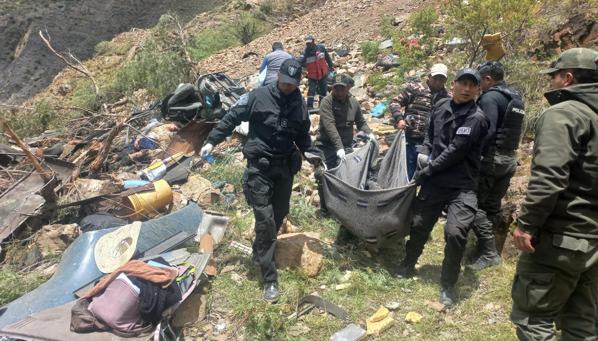 Rescate de personas heridas en el accidente. 