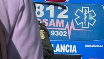 El motociclista quedó muerto en la mitad de la vía. 
