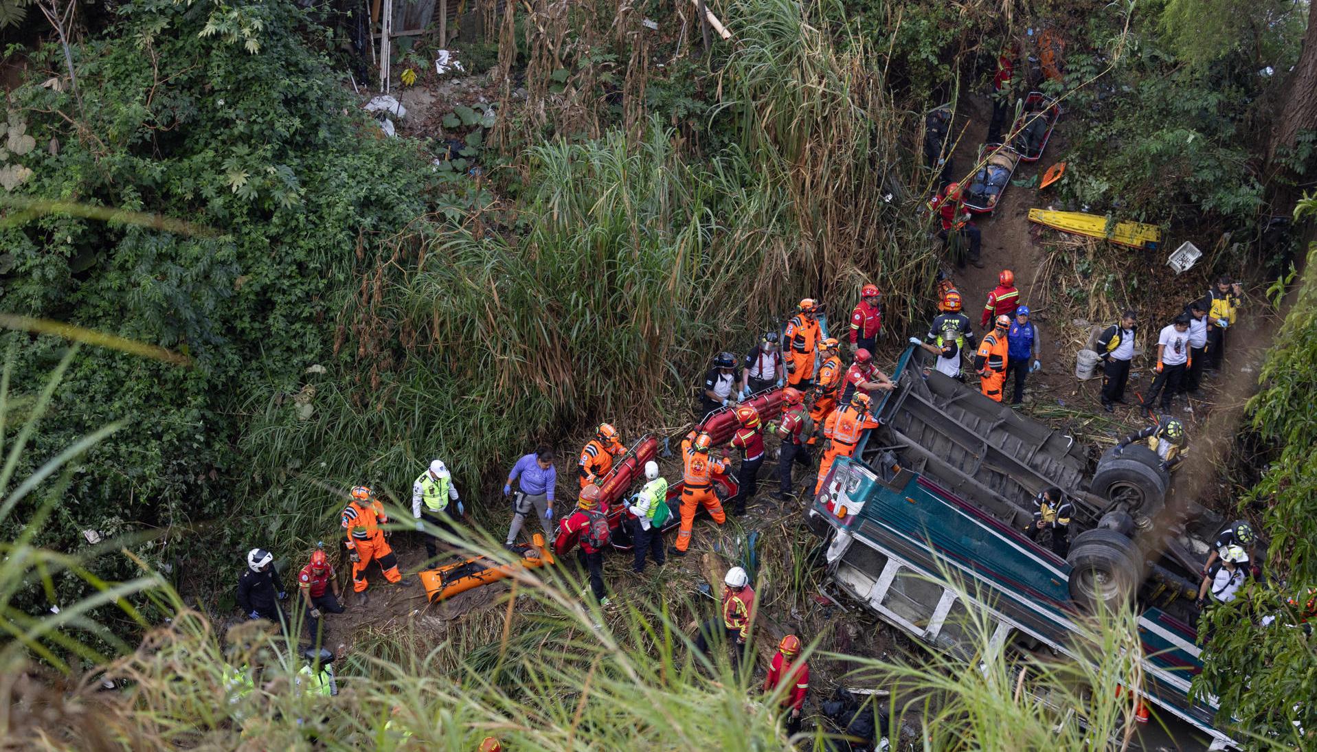 Los organismos de socorro en el lugar del accidente. 