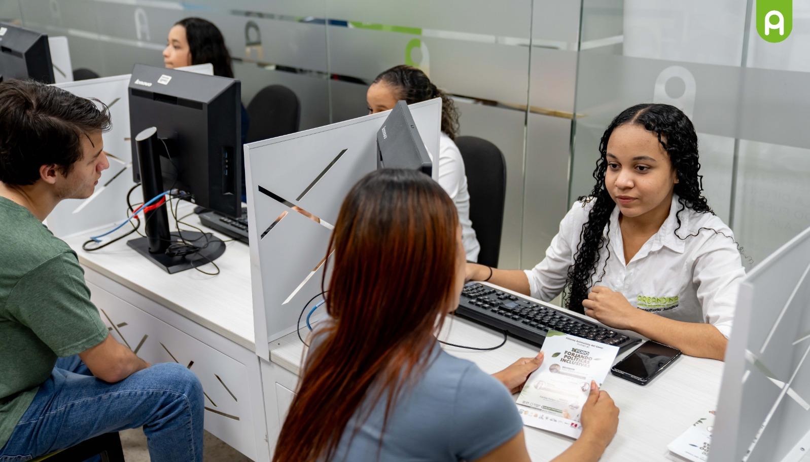 Asesores de Areandina atienden a personas interesadas en la formación. 