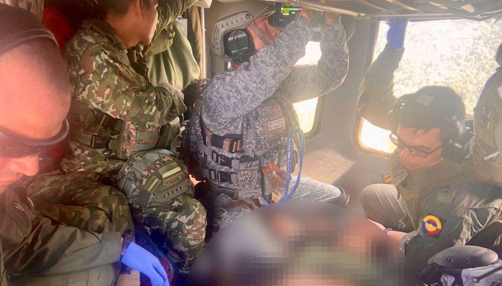 Traslado de los dos soldados heridos.