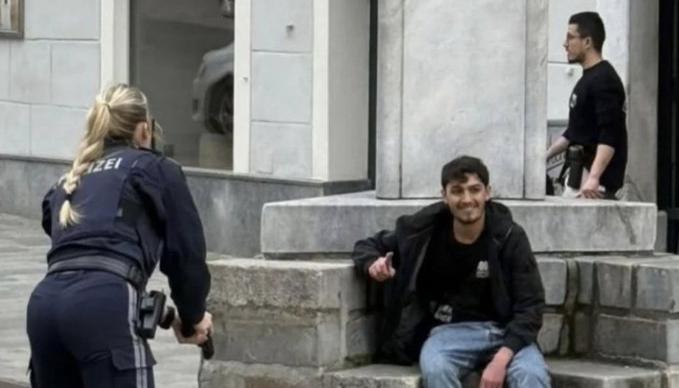 El capturado posó sonriente ante las autoridades.