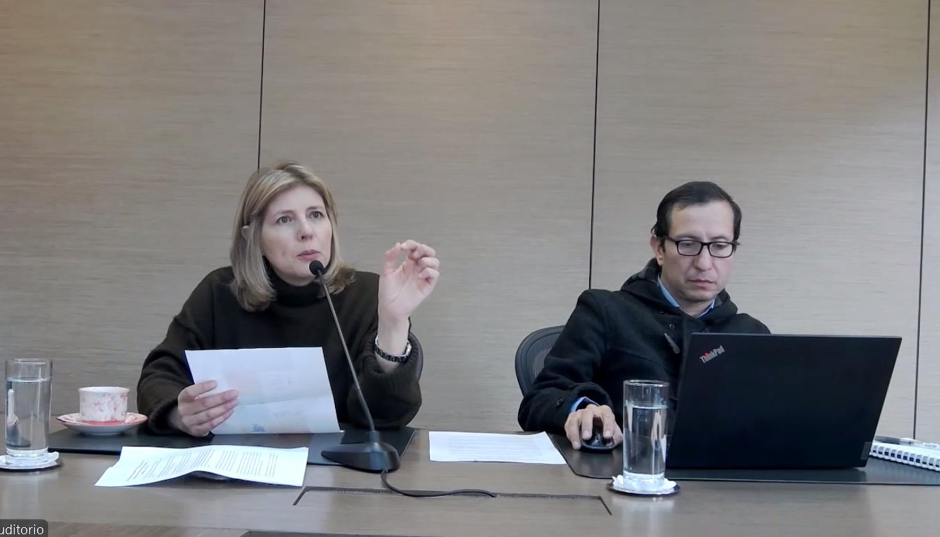 Adriana Guillén Arango, presidente ejecutiva de Asocajas (Izquierda).