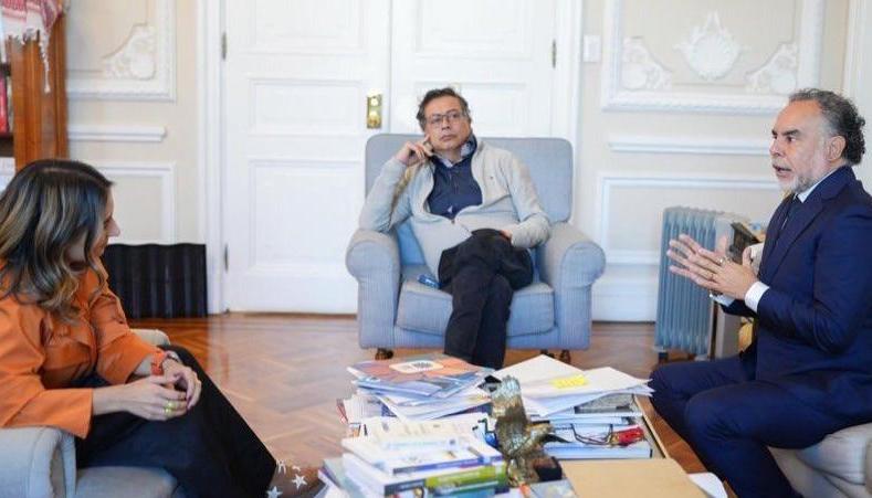 Una reunión entre Laura Sarabia, Gustavo Petro y Armando Benedetti.