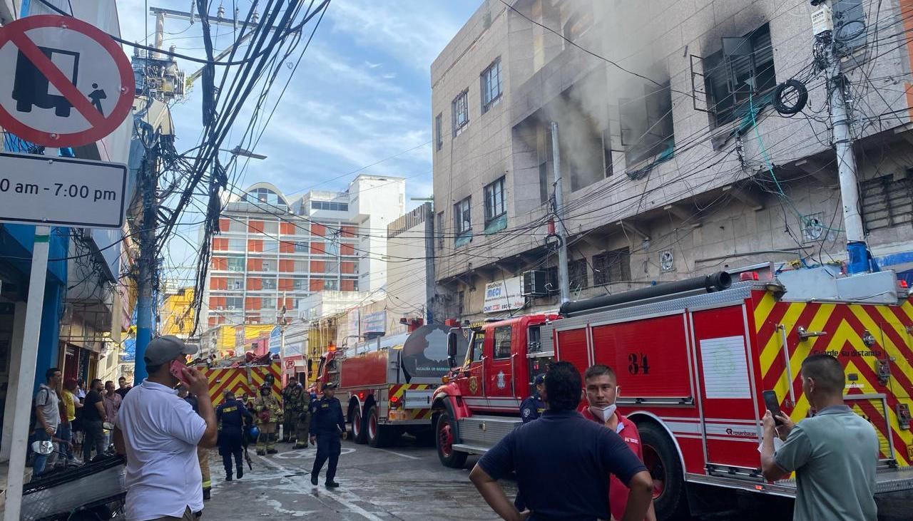 Bomberos mientras atendían la emergencia en el Centro.