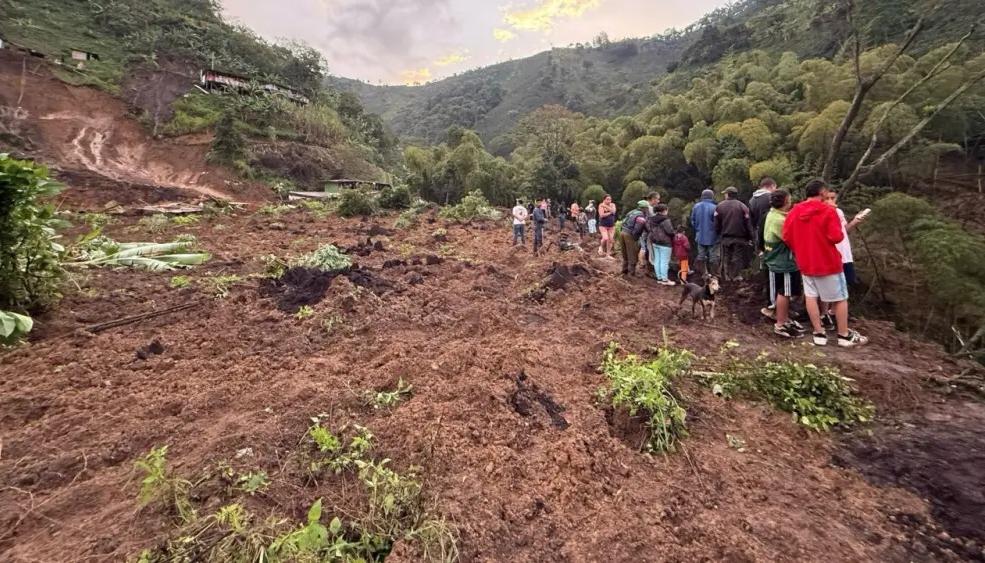 Familias resultaron afectadas por deslizamiento de tierras.