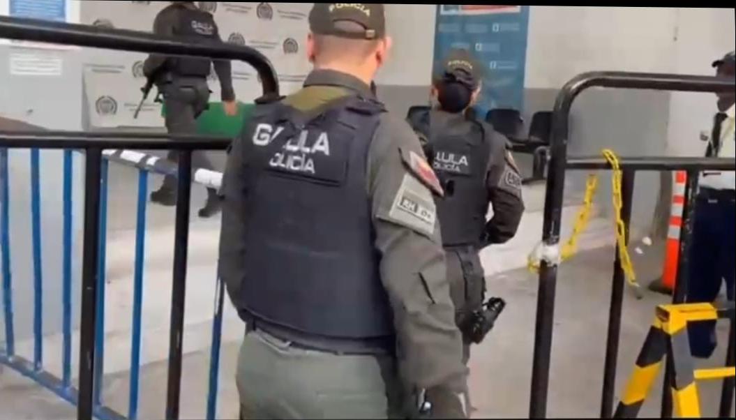 Momento en el que los trasladan a la URI de la Fiscalía en el centro.